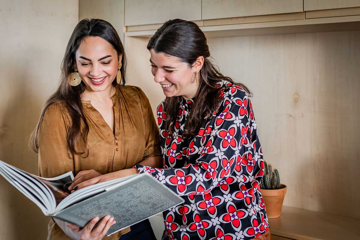 Lexstep-Avocats-Babouchkatelier-116-1 Avocate devant un registre